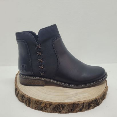 Bottine plate Noir avec zip et fantaisie couture en croix sur le côté Rieker