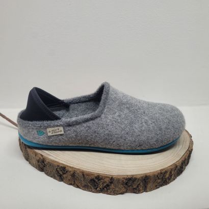 Pantoufle en feutre grise avec contrefort rabatable semelle bleuMaison de l'espadrille