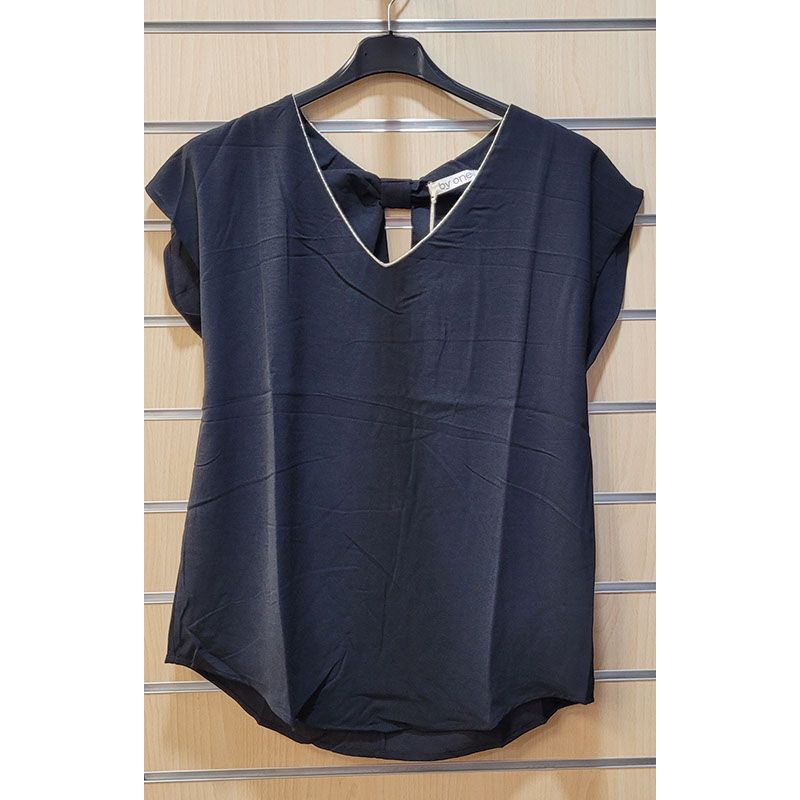 T-shirt noir avec ruban dans le dos + col doré