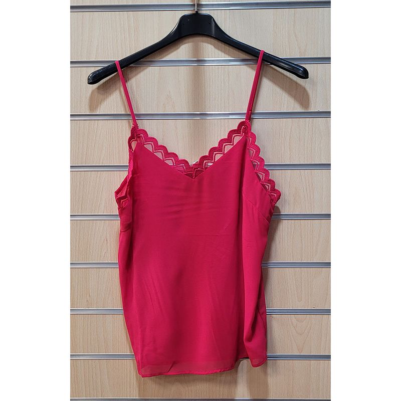 Débardeur rouge avec col et manches en dentelle