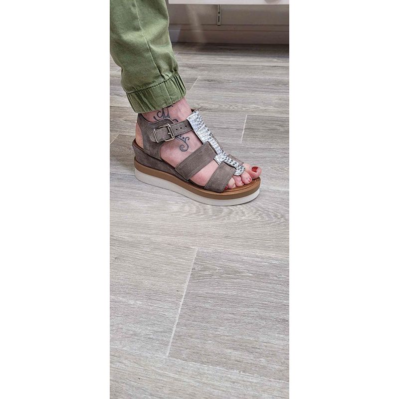 Nu pied compensé taupe daim Coco Abricot 