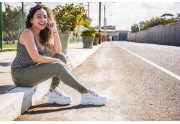 Les baskets compensées pour femme : la tendance mode incontournable